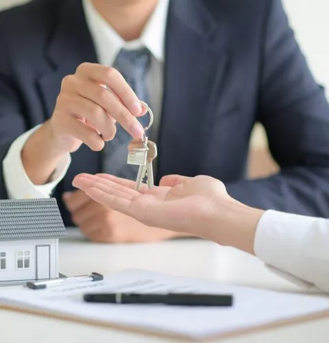 Agent immobilier qui signe un contrat de vente pour une maison