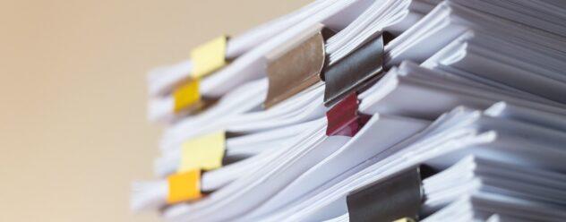 Une pile de documents sur un bureau