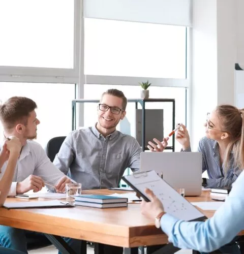 Groupe de jeunes lors d'une réunion d'affaires dans un bureau