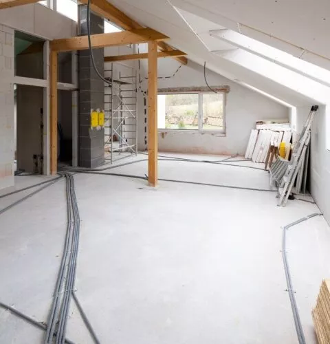 lumineux, amical, moderne loft chantier de construction de cloisons sèches sans personnes à la lumière du jour